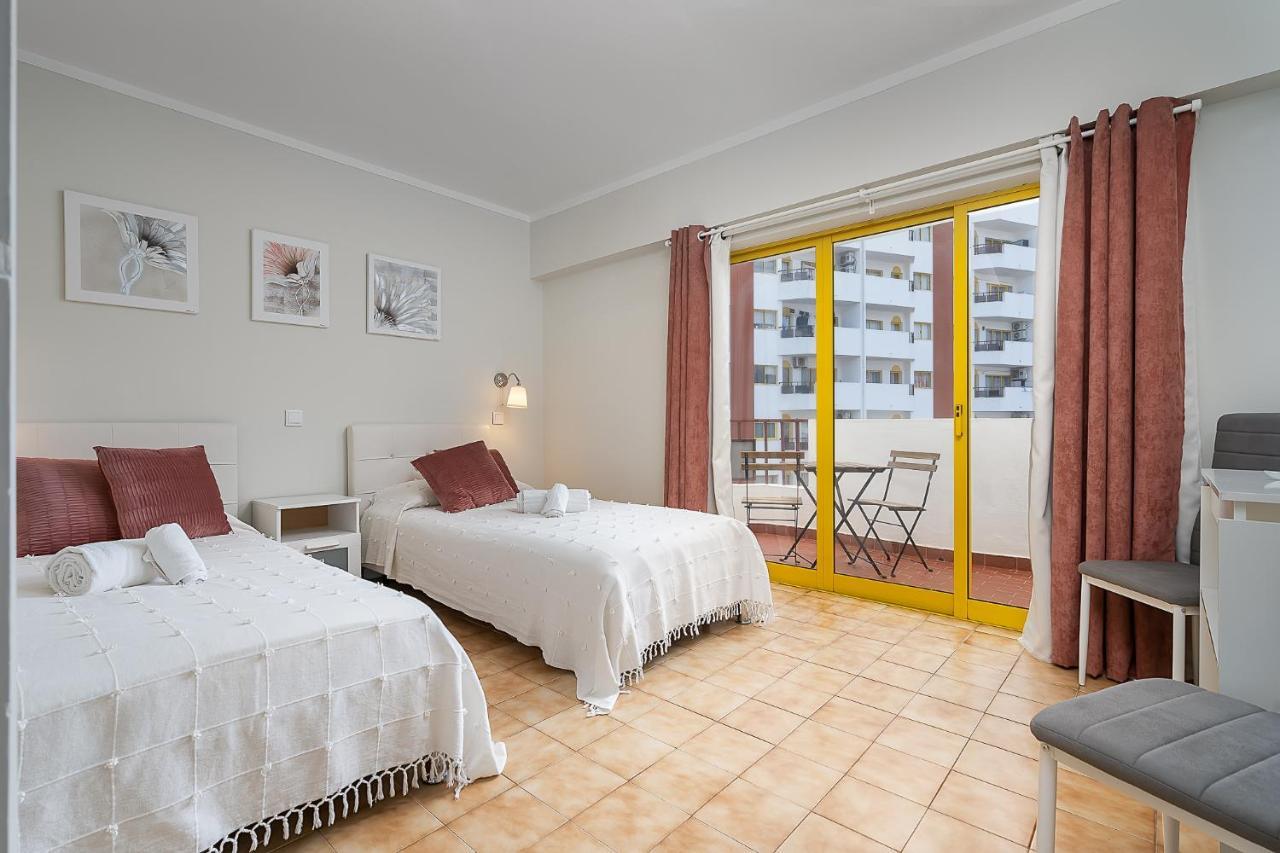 Sunny Flat W/ Balcony & Pool By Lovelystay Portimao Luaran gambar