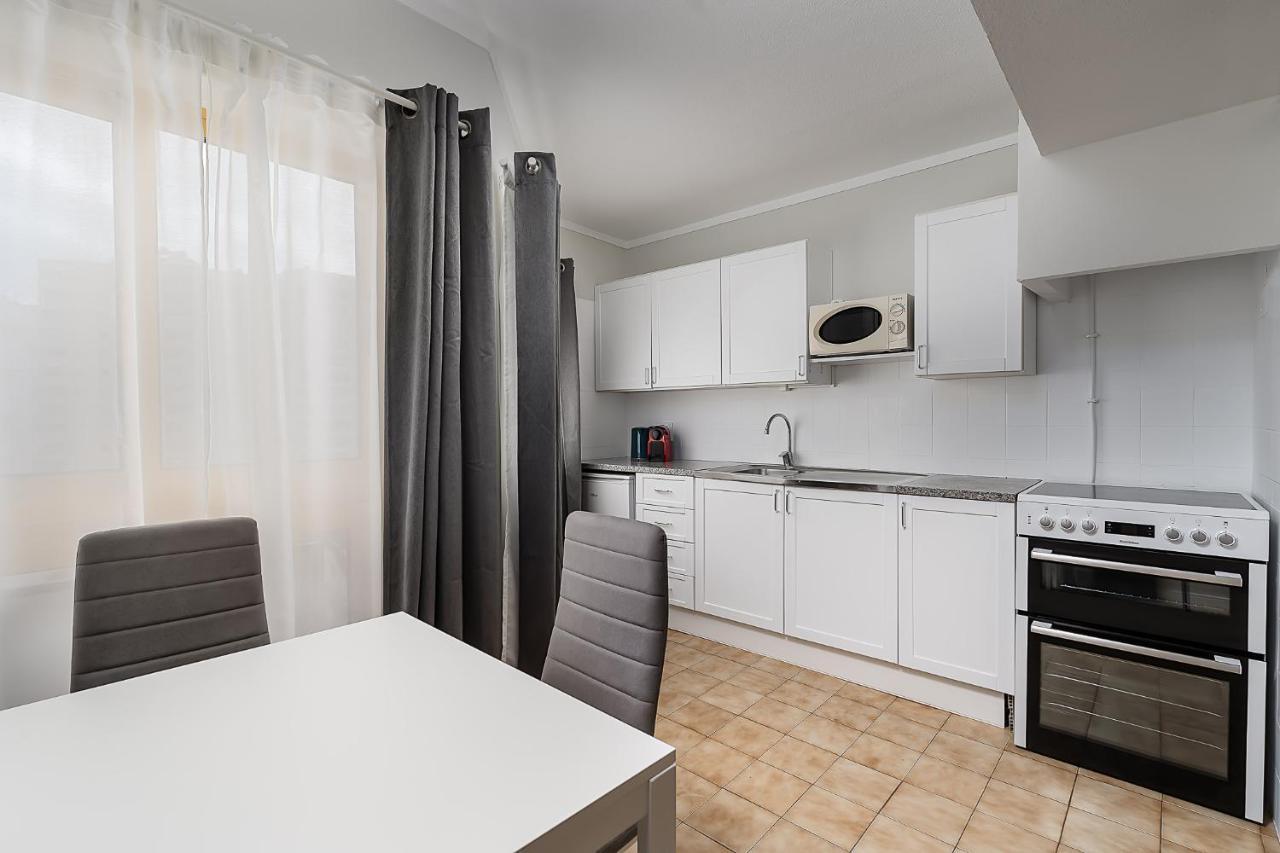Sunny Flat W/ Balcony & Pool By Lovelystay Portimao Luaran gambar